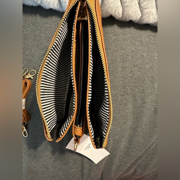 Bnwt crossbody with multiple zipper pockets - Picture 5 of 8